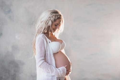 pregnantwomanholdingbelly